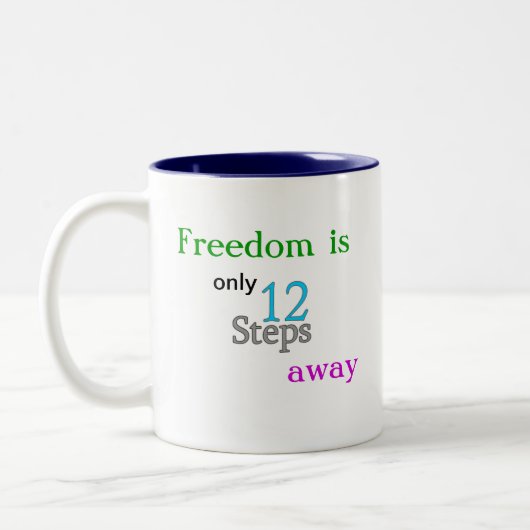 オウム12のステップ自由のコーヒー・マグ ツートーンマグカップ (左)