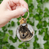 オオカミか雪で置いている材木オオカミ キーホルダー (手)