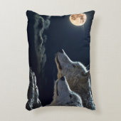 オオカミが夜の満月で吠える アクセントクッション (正面(垂直))