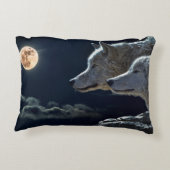 オオカミが夜の満月で吠える アクセントクッション (裏面)