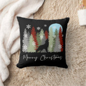オオカミが森の中で陽気なクリスマスの木々の中で泣いている クッション (ブランケット)
