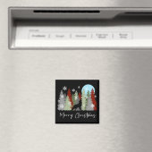 オオカミが森の中で陽気なクリスマスの木々の中で泣いている マグネット (インサイチュ (食洗機))