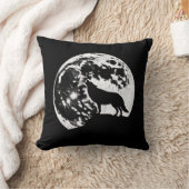 オオカミが満月に浮かんでシルエットになった クッション (ブランケット)