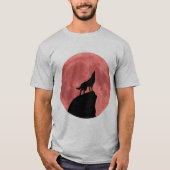 オオカミが血の月で吠える Tシャツ (正面)