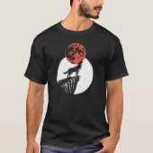 オオカミが赤い月で吠える Tシャツ (正面)