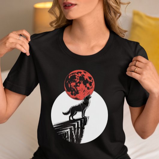 オオカミが赤い月で吠える Tシャツ
