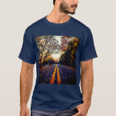 オオカミのいる秋の小道 – ミスティックフォレストコンセプト Tシャツ (正面)