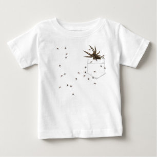 オオカミのクモと雛がポケットに入る ベビーTシャツ