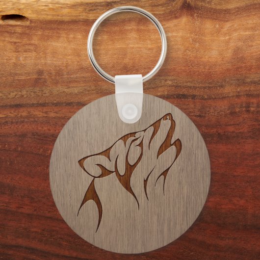 オオカミの吠え声が木に刻まれたデザイン キーホルダー (正面)