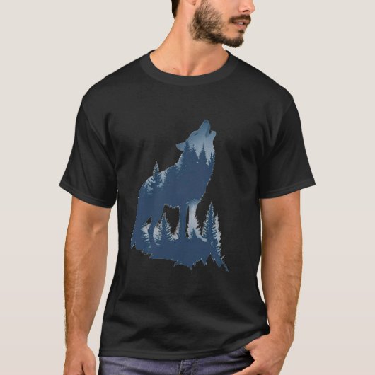 オオカミは月と森のオオカミの前でハウリング Tシャツ (正面)