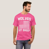 オオカミは羊ではないおもしろいことわざ皮肉アメリカ国旗 Tシャツ (正面フル)