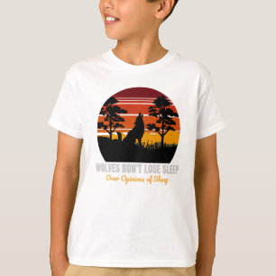 オオカミは羊の意見で眠りを失わない Tシャツ
