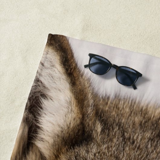 オオカミ顔頭野生動物の冬の森林名 ビーチタオル (インサイチュ)