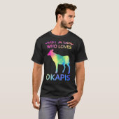 オカピを愛する女おもしろいの子 Tシャツ (正面フル)