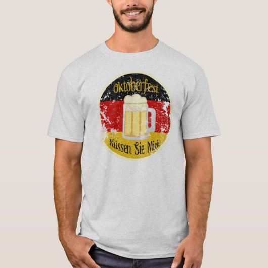 オクトーバーフェストは私に動揺してなTシャツ接吻します Tシャツ (正面)