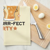 オクトーバーフェストキャットパーティーポーズアンドパイント キッチンタオル (四つ折り)