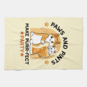 オクトーバーフェストキャットパーティーポーズアンドパイント キッチンタオル (横)