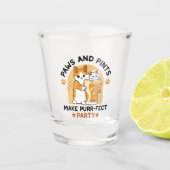 オクトーバーフェストキャットパーティーポーズアンドパイント ショットグラス (正面)