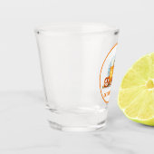 オクトーバーフェストパーティーとビールとプレッツェルai ショットグラス (左)