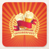 オクトーバーフェストビールグラスオンレッド金ゴールド日が差すこと スクエアペーパーコースター (正面)