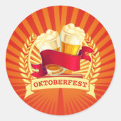 オクトーバーフェストビールグラスオンレッド金ゴールド日が差すこと ラウンドシール (正面)