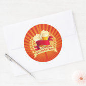 オクトーバーフェストビールグラスオンレッド金ゴールド日が差すこと ラウンドシール (封筒)