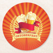 オクトーバーフェストビールグラスオンレッド金ゴールド日が差すこと ラウンドペーパーコースター (正面)