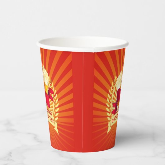 オクトーバーフェストビールグラスオンレッド金ゴールド日が差すこと 紙コップ (右)