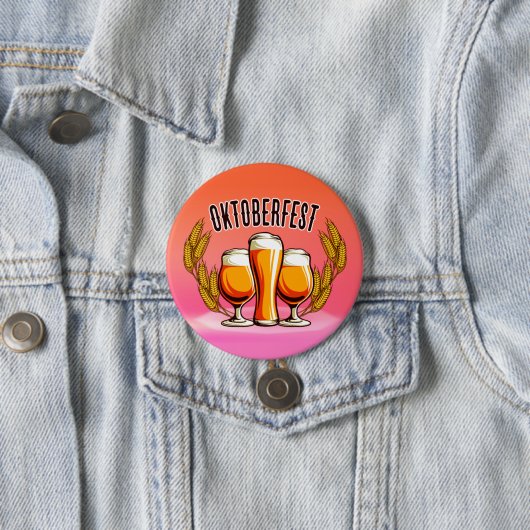 オクトーバーフェストビールレディースグラスオンピンクパステル 缶バッジ (インサイチュ)