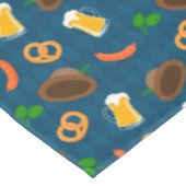 オクトーバーフェストビール、プレッツェル&バイエルン模様 テーブルクロス (アングル)