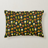 オクトーバーフェストビール、プレッツェル、小麦、ソーセージ アクセントクッション (正面)