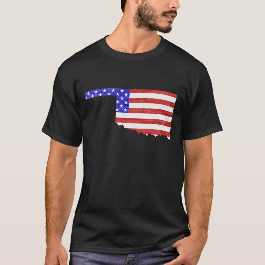 オクラホマの形をしたアメリカ国旗の愛国的なオクラホマン Tシャツ (正面)
