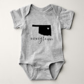オクラホマホームグロウン州ティー ベビーボディスーツ (正面)