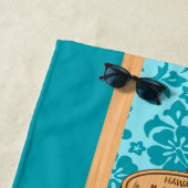 オクルレイアハワイアンフェイクウッドモノグラムサーフボードティール（緑がかった色） ビーチタオル (インサイチュ)