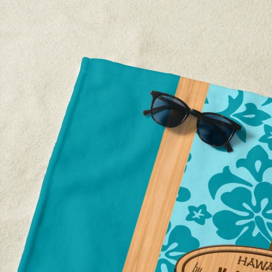 オクルレイアハワイアンフェイクウッドモノグラムサーフボードティール（緑がかった色） ビーチタオル (インサイチュ)