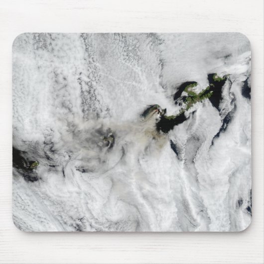 オコク火山のプルーム，アリューシャン諸島2 マウスパッド (正面)