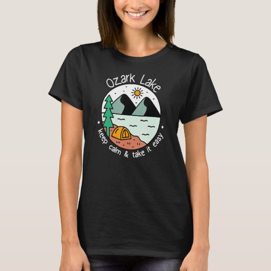 オザーク湖での釣りやボート、キャンプ リラックス Tシャツ (正面)