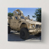 オシュコシM-ATV 缶バッジ (正面)