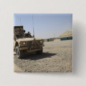 オシュコシM-ATV 2 缶バッジ (正面)