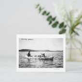 オジバインディアンがカヌー写真の湖を渡る ポストカード (スタンド正面)