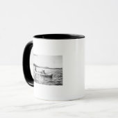 オジバインディアンがカヌー写真の湖を渡る マグカップ (正面左)