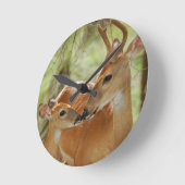 オジロ鹿の木びき台および子鹿の結合 ラウンド壁時計 (傾斜)