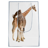 オスのキリンとメスのキリンの孤立したもの ミディアムペーパーバッグ (裏面)