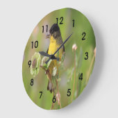 オスのゴールドフィンチは花に止まり ラージ壁時計 (傾斜)