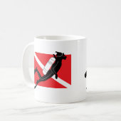 オスのスキューバダイバーが付いているスキューバ飛び込みの旗 コーヒーマグカップ (正面左)