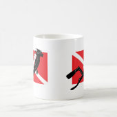 オスのスキューバダイバーが付いているスキューバ飛び込みの旗 コーヒーマグカップ (中央)
