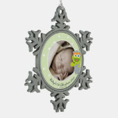 オスカー |ベビー初めてのクリスマス – 名前の追加 スノーフレークピューターオーナメント (左)