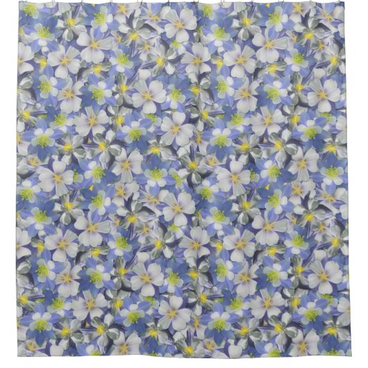 オダマキ（植物）のシームレスなパターン シャワーカーテン (正面)