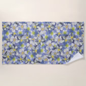 オダマキ（植物）のシームレスなパターン ビーチタオル (正面)