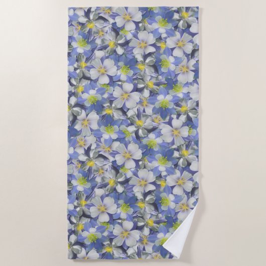 オダマキ（植物）のシームレスなパターン ビーチタオル (正面)